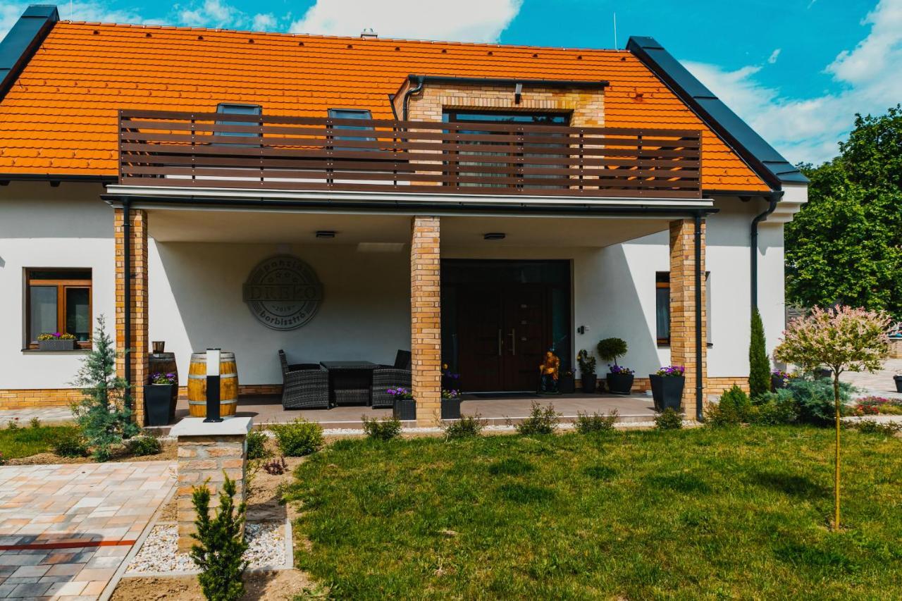 Dreko Panzio & Borbisztro Bed & Breakfast Gyorujbarat Ngoại thất bức ảnh