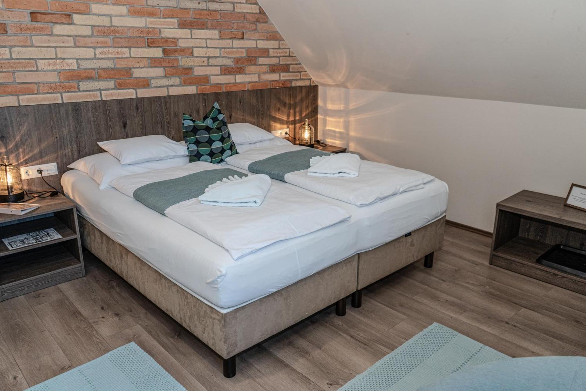 Dreko Panzio & Borbisztro Bed & Breakfast Gyorujbarat Ngoại thất bức ảnh