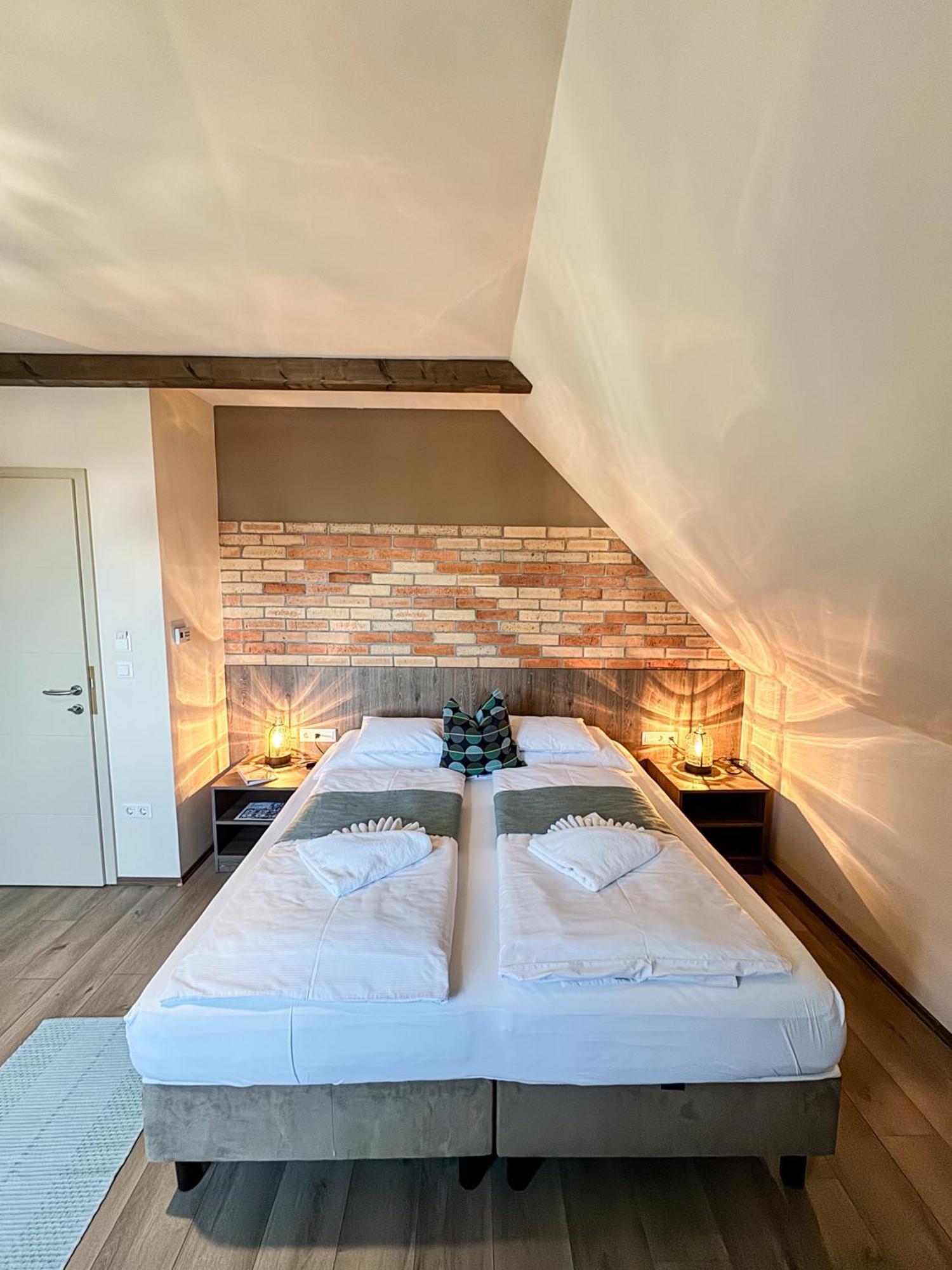 Dreko Panzio & Borbisztro Bed & Breakfast Gyorujbarat Ngoại thất bức ảnh