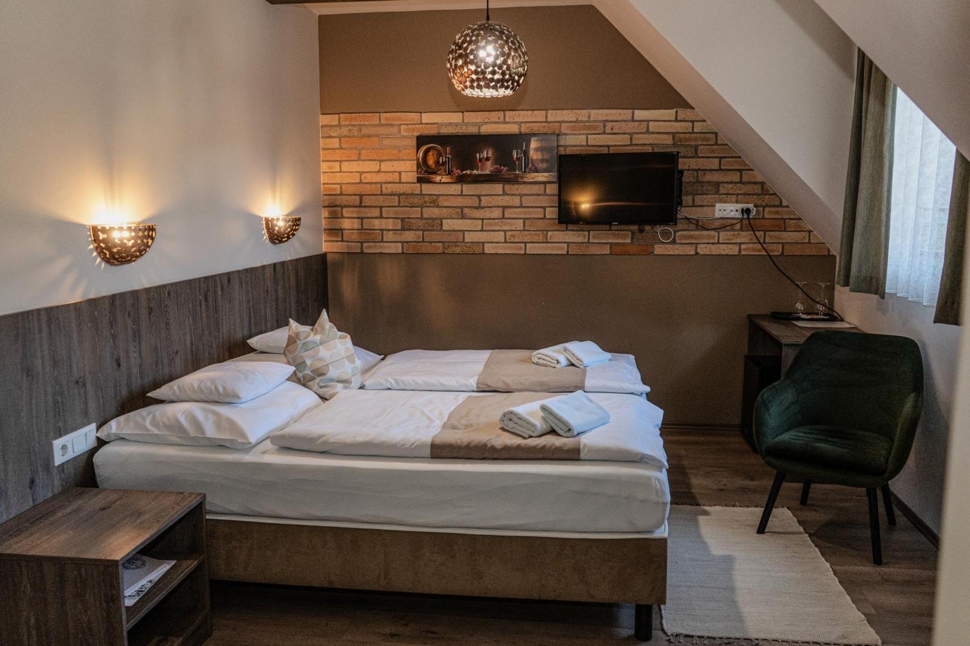 Dreko Panzio & Borbisztro Bed & Breakfast Gyorujbarat Ngoại thất bức ảnh