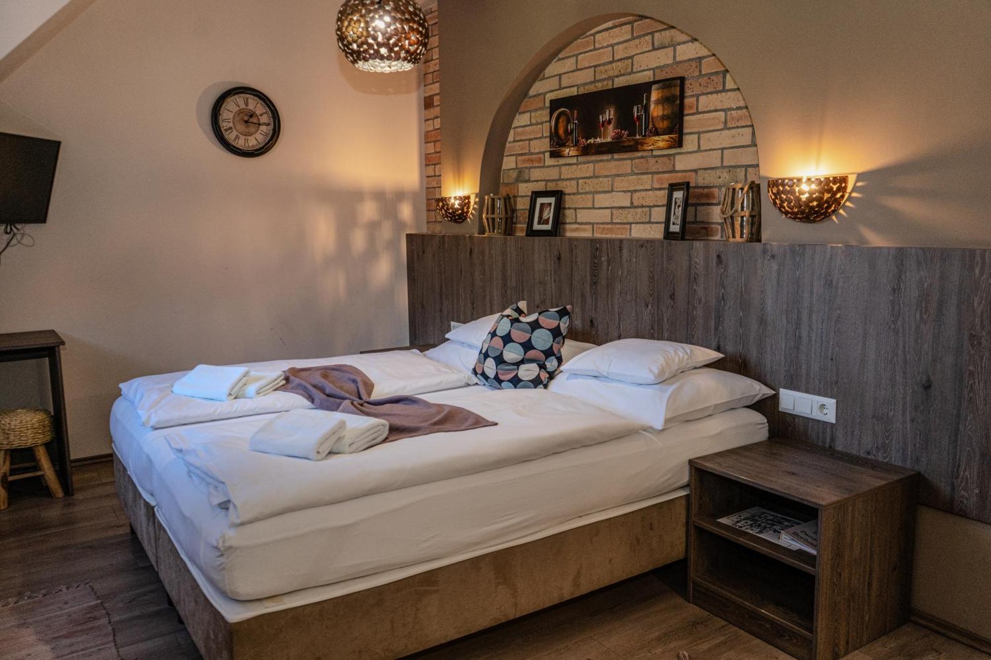Dreko Panzio & Borbisztro Bed & Breakfast Gyorujbarat Ngoại thất bức ảnh