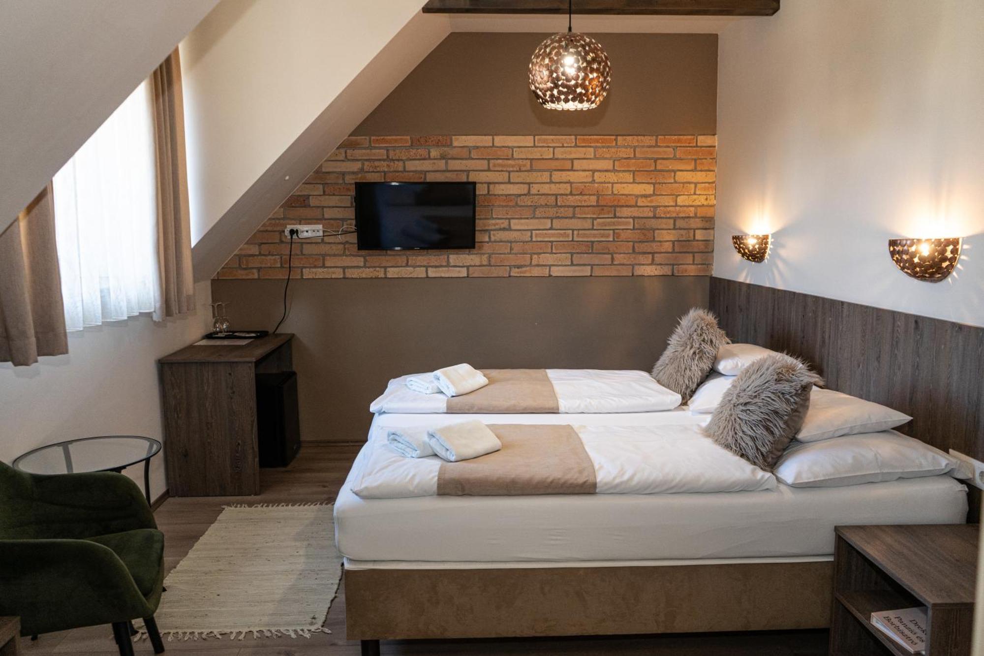 Dreko Panzio & Borbisztro Bed & Breakfast Gyorujbarat Ngoại thất bức ảnh